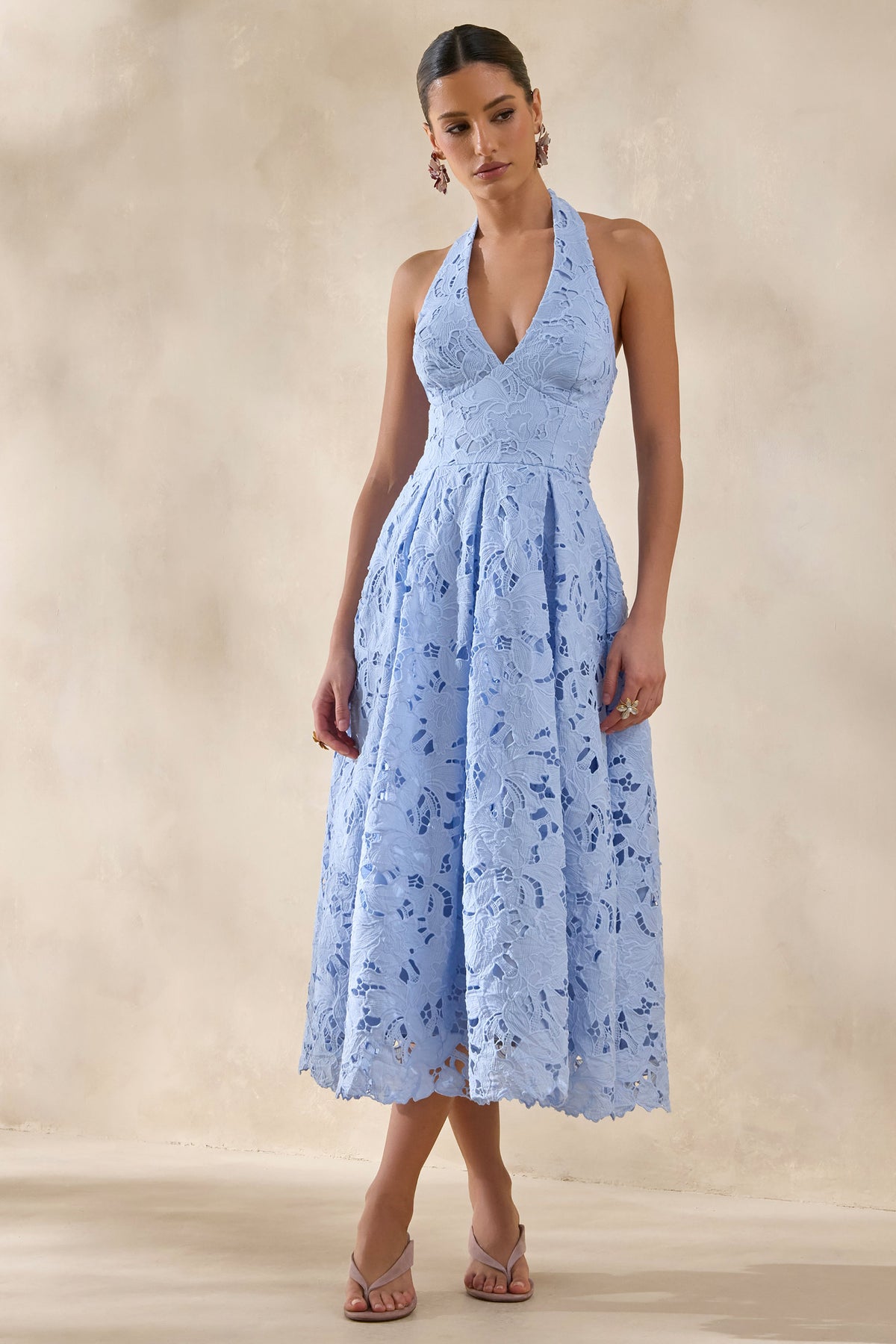 Maribel | Vestido Midi Azul celeste de Encaje con Escote Pronunciado