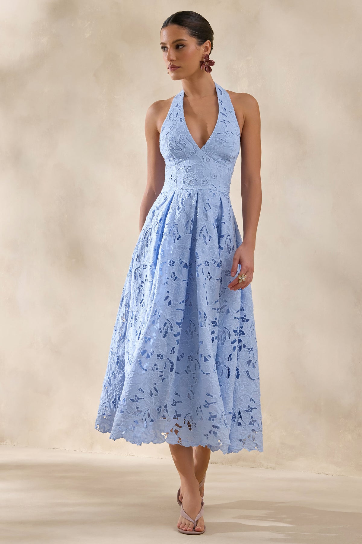 Maribel | Vestido Midi Azul celeste de Encaje con Escote Pronunciado