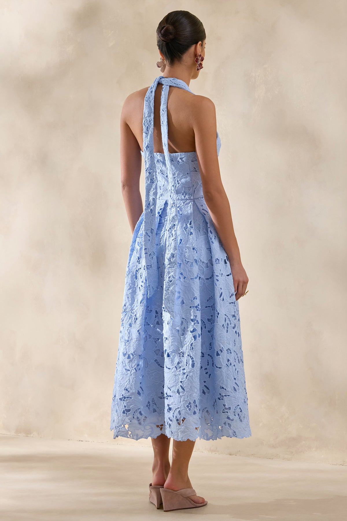 Maribel | Vestido Midi Azul celeste de Encaje con Escote Pronunciado