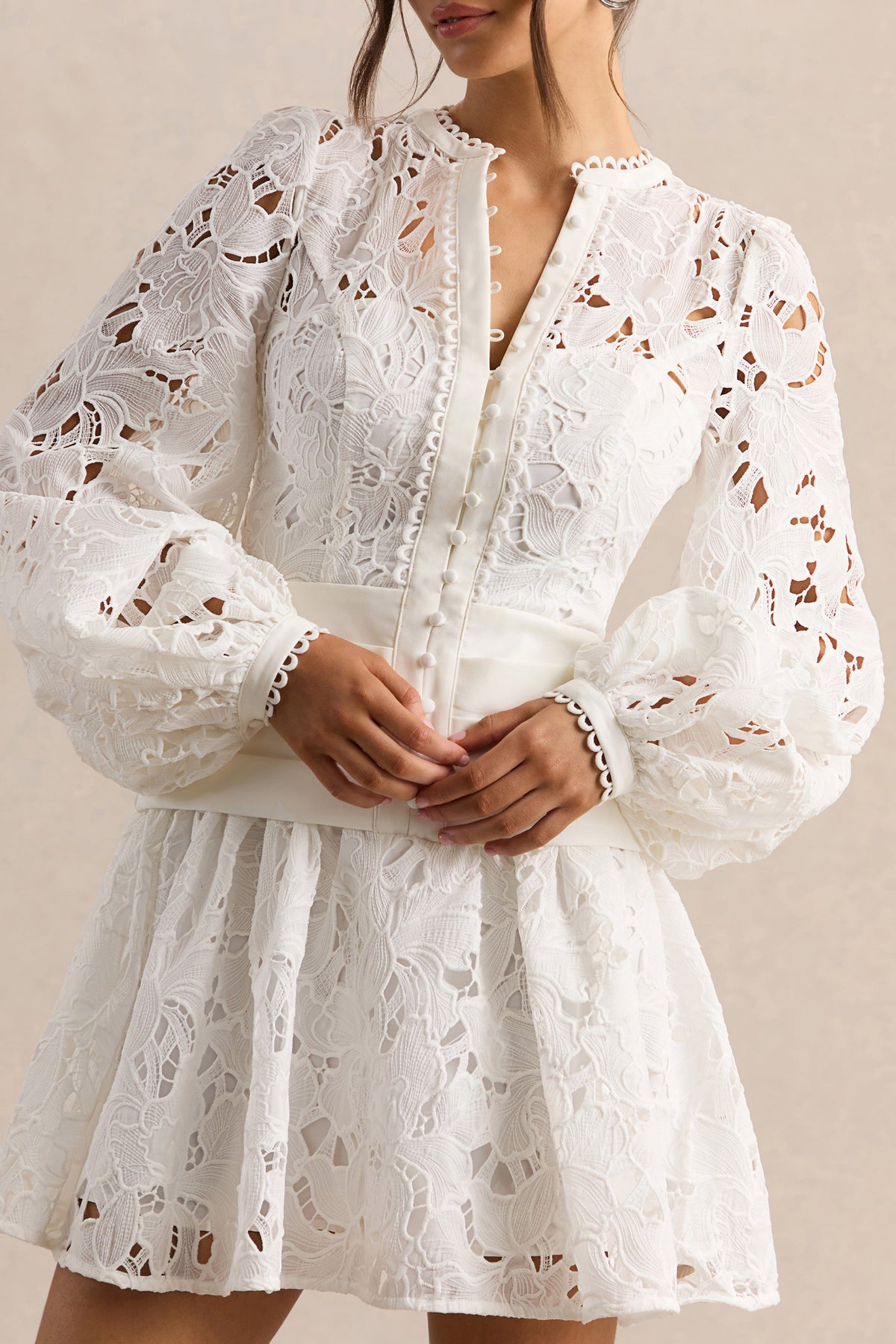 Helena | Vestido Corto Blanco De Cuello Redondo Con Manga Abullonada Y Falda Plisada