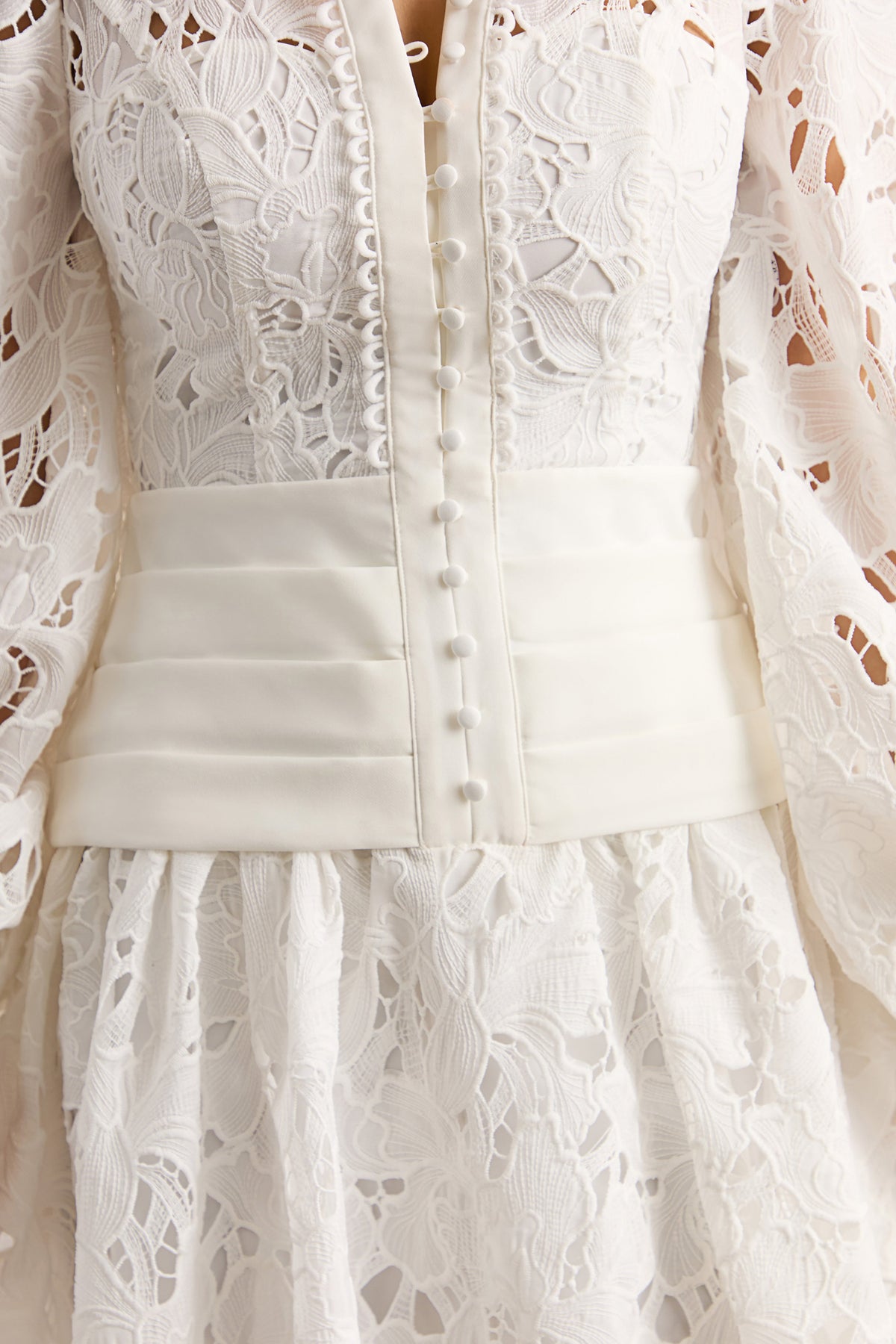 Helena | Vestido Corto Blanco De Cuello Redondo Con Manga Abullonada Y Falda Plisada