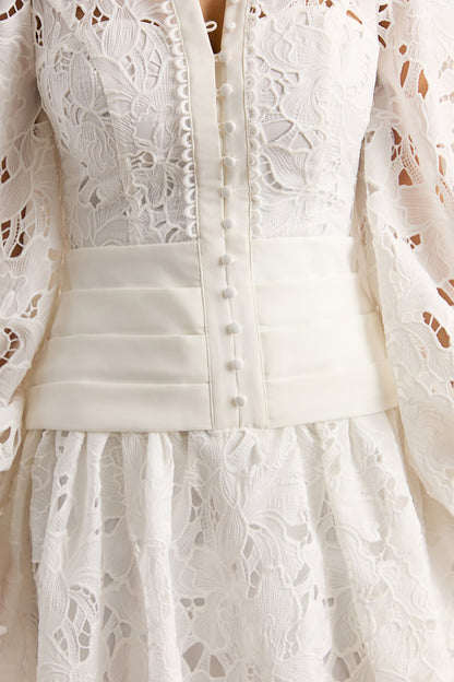 Helena | Vestido Corto Blanco De Cuello Redondo Con Manga Abullonada Y Falda Plisada