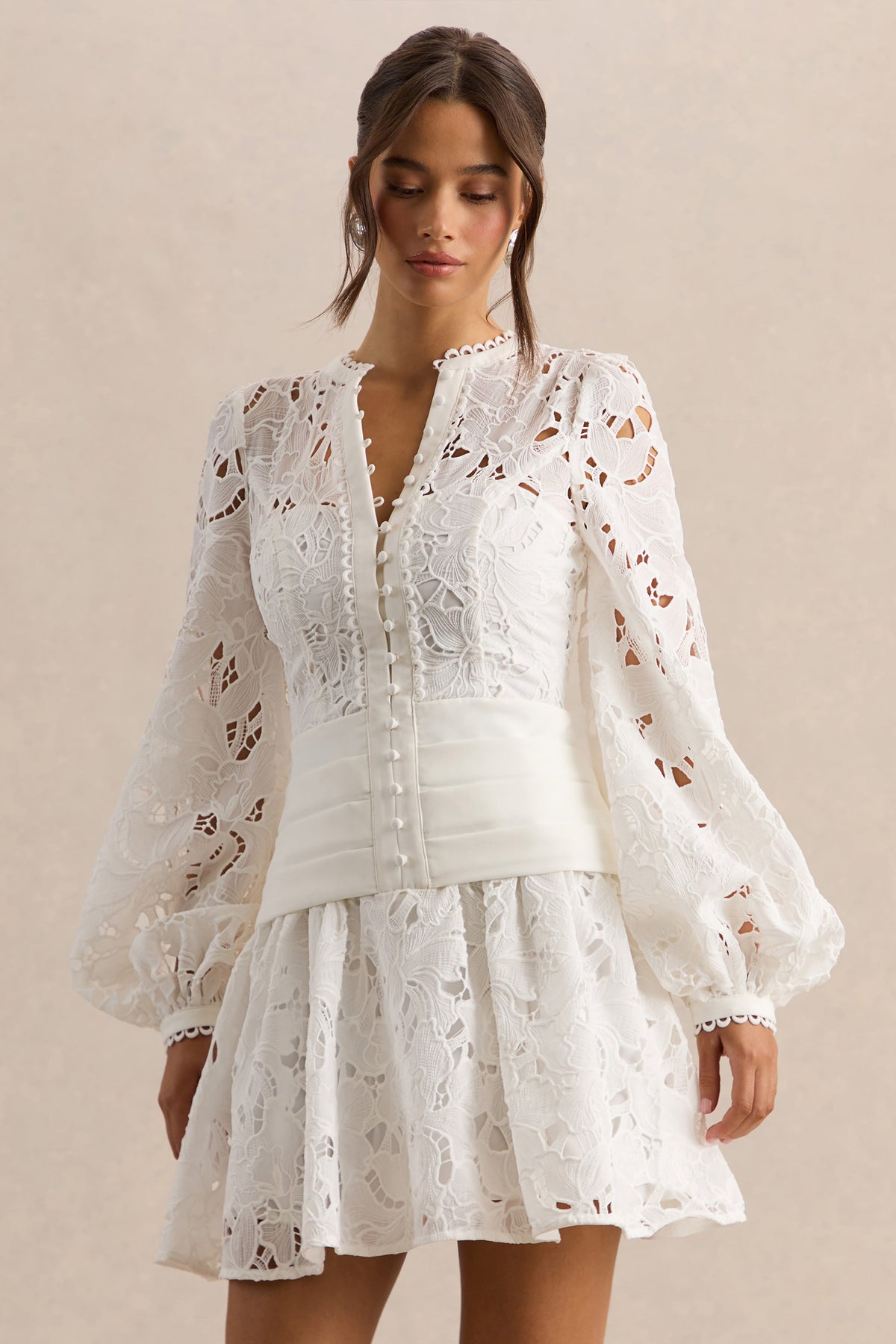 Helena | Vestido Corto Blanco De Cuello Redondo Con Manga Abullonada Y Falda Plisada