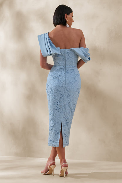 Loria | Vestido Midi Azul Empolvado De Crepé Y Encaje Con Escote Asimétrico