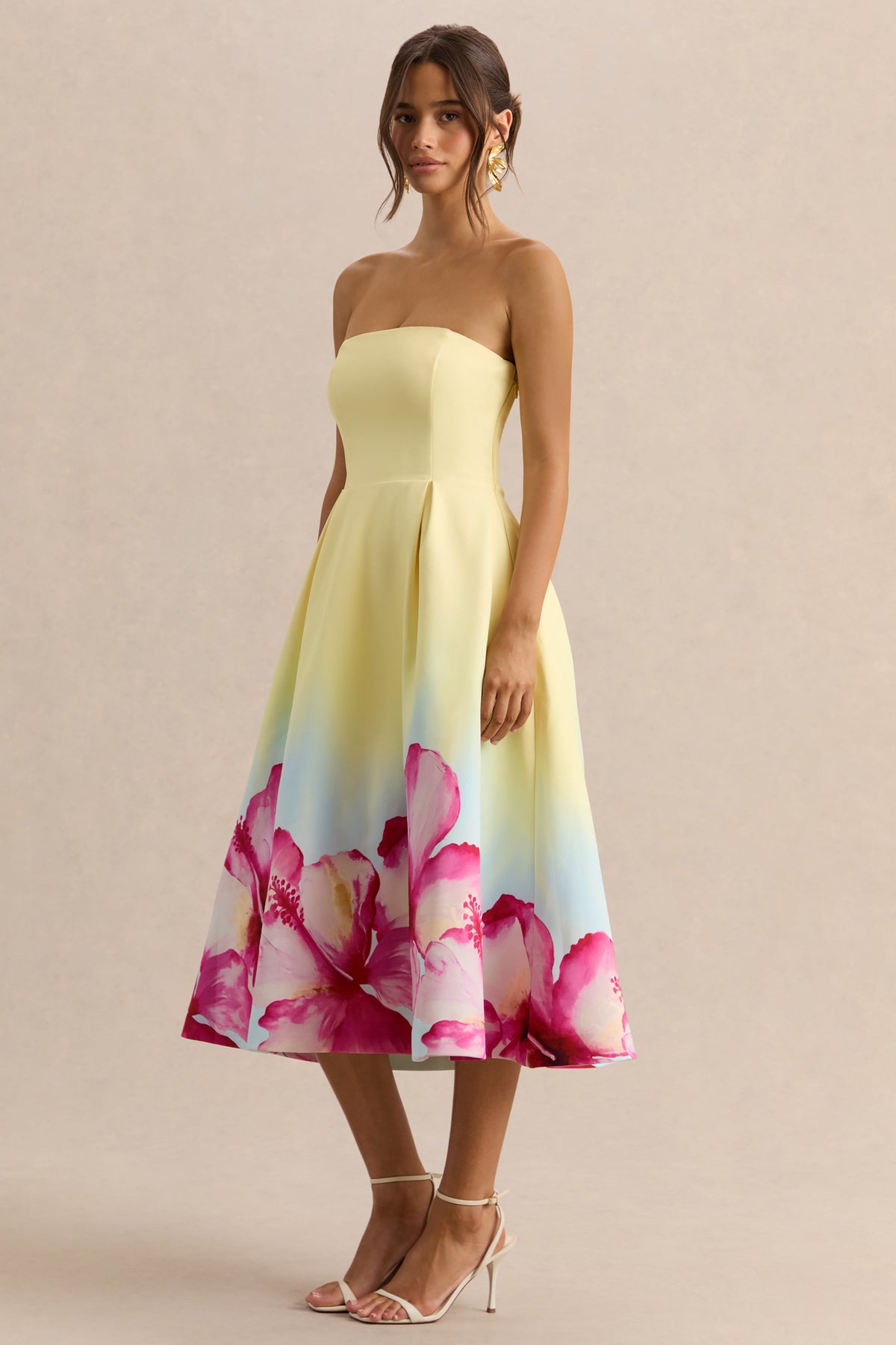 Zoya | Vestido Midi Amarillo Con Estampado Ombré Y Lirios De Crepé Premium Con Escote Bandeau [not translated]