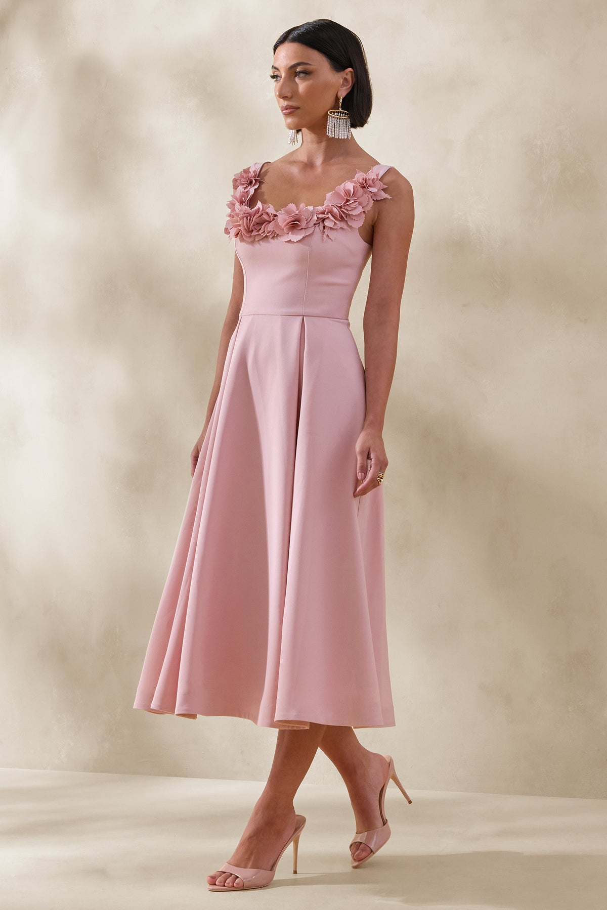 Maelle | Vestido Midi Rosa Con Escote Redondeado Y Detalles De Corsaje