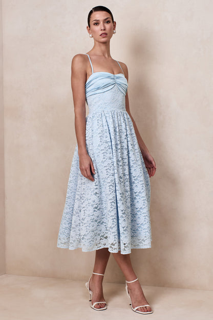 Gloriana | Vestido midi de encaje azul con escote en corazón