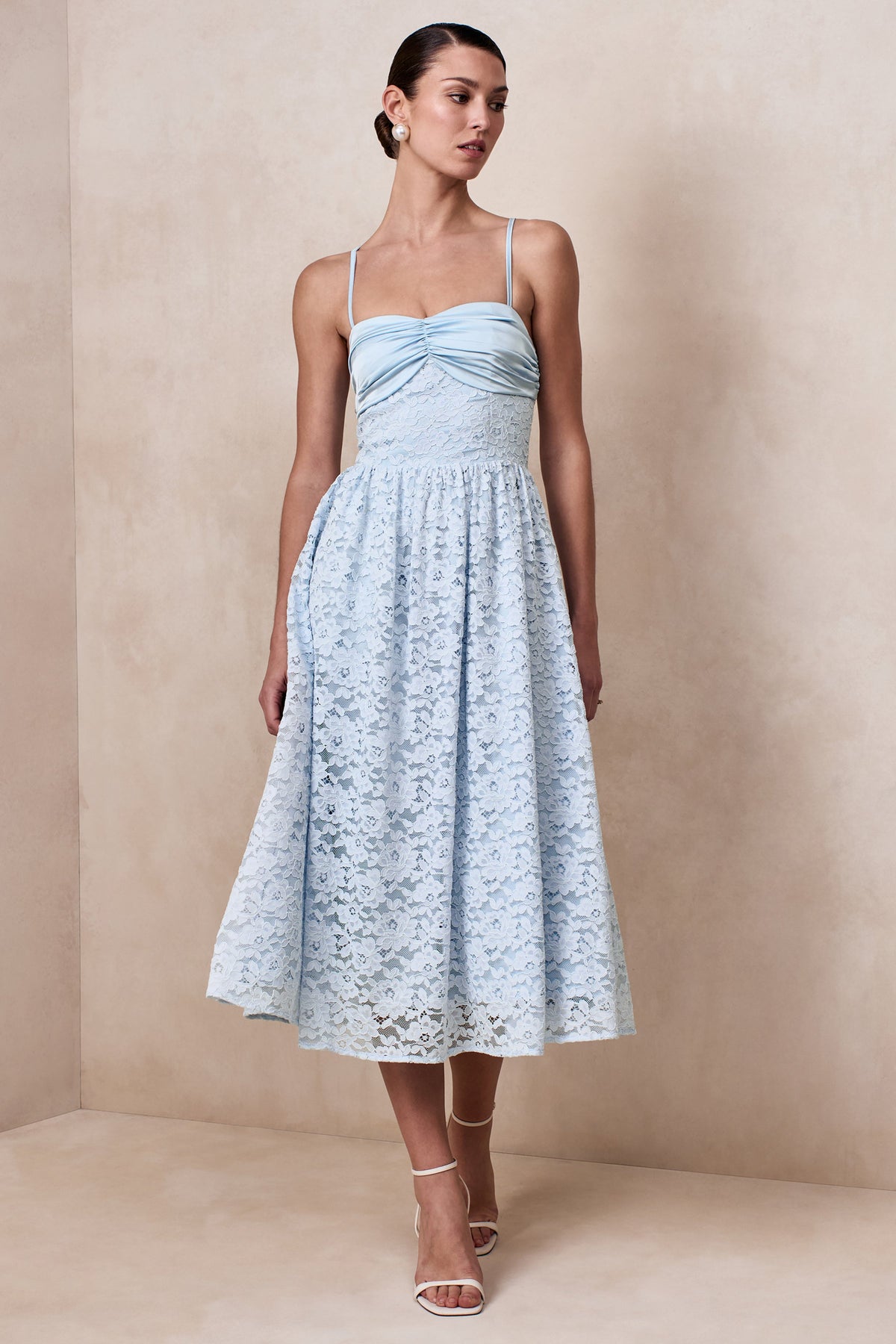 Gloriana | Vestido midi de encaje azul con escote en corazón