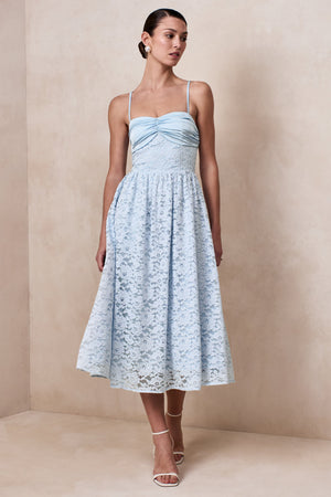Gloriana | Vestido midi de encaje azul con escote en corazón