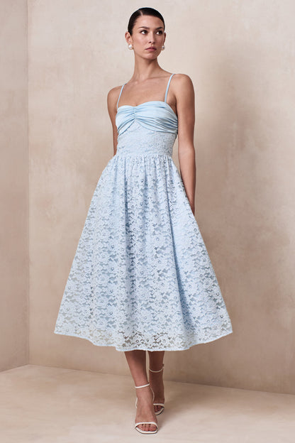 Gloriana | Vestido midi de encaje azul con escote en corazón