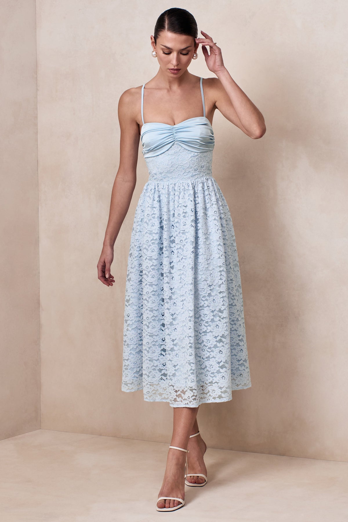 Gloriana | Vestido midi de encaje azul con escote en corazón