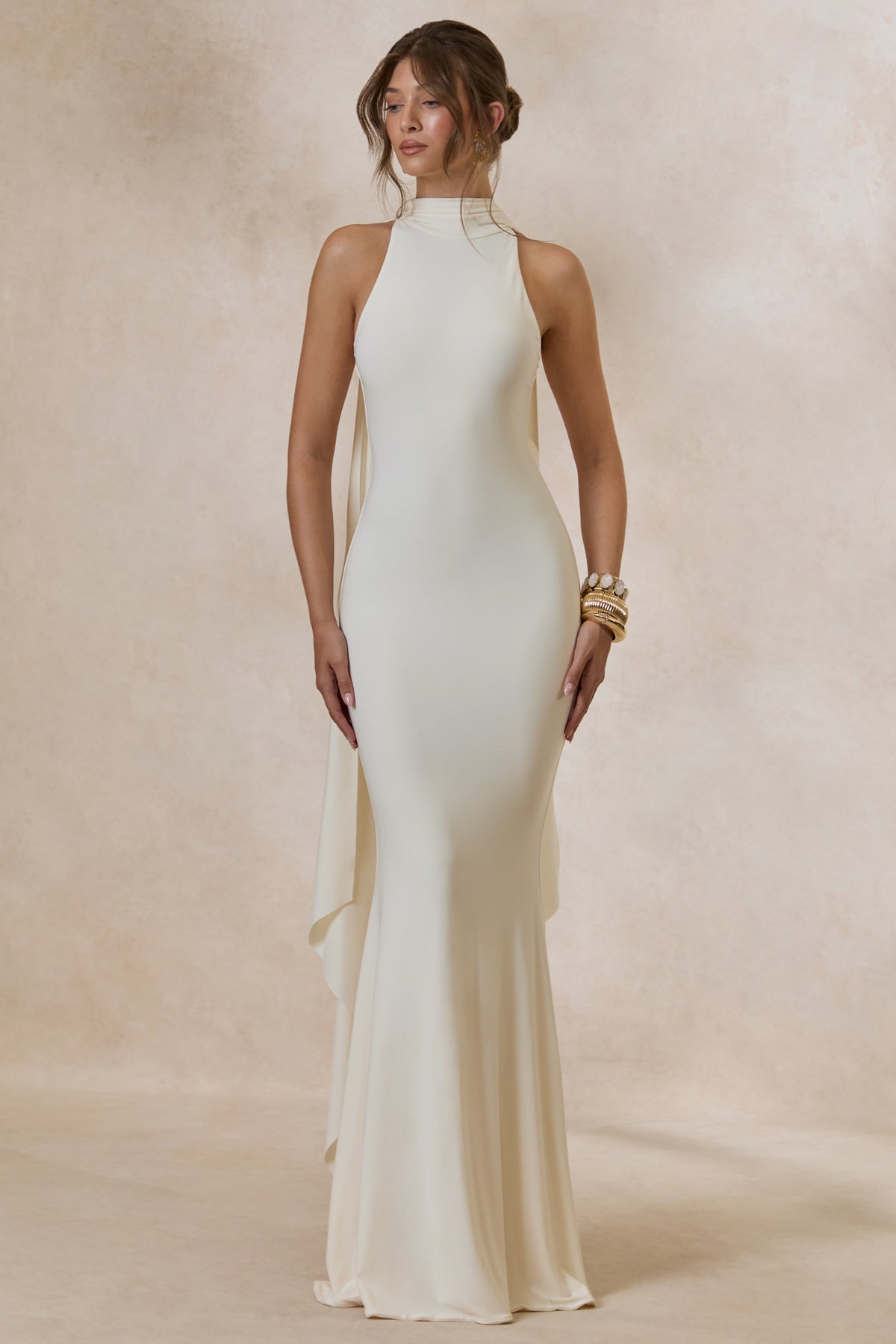 Cordy | Vestido Largo Crema Con Cuello Alto Y Capa