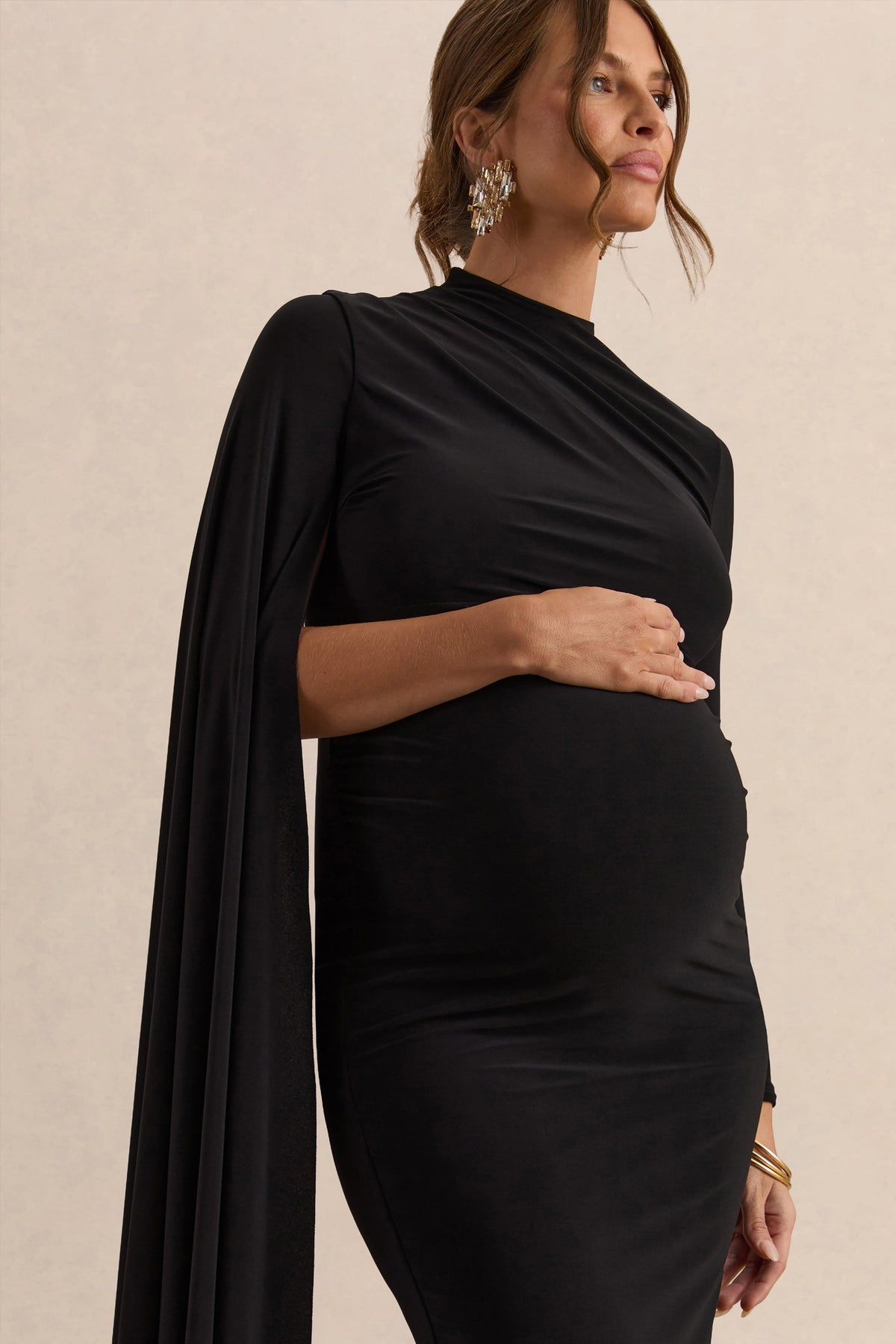 Lavinia | Vestido premamá midi negro con cuello alto y manga tipo capa
