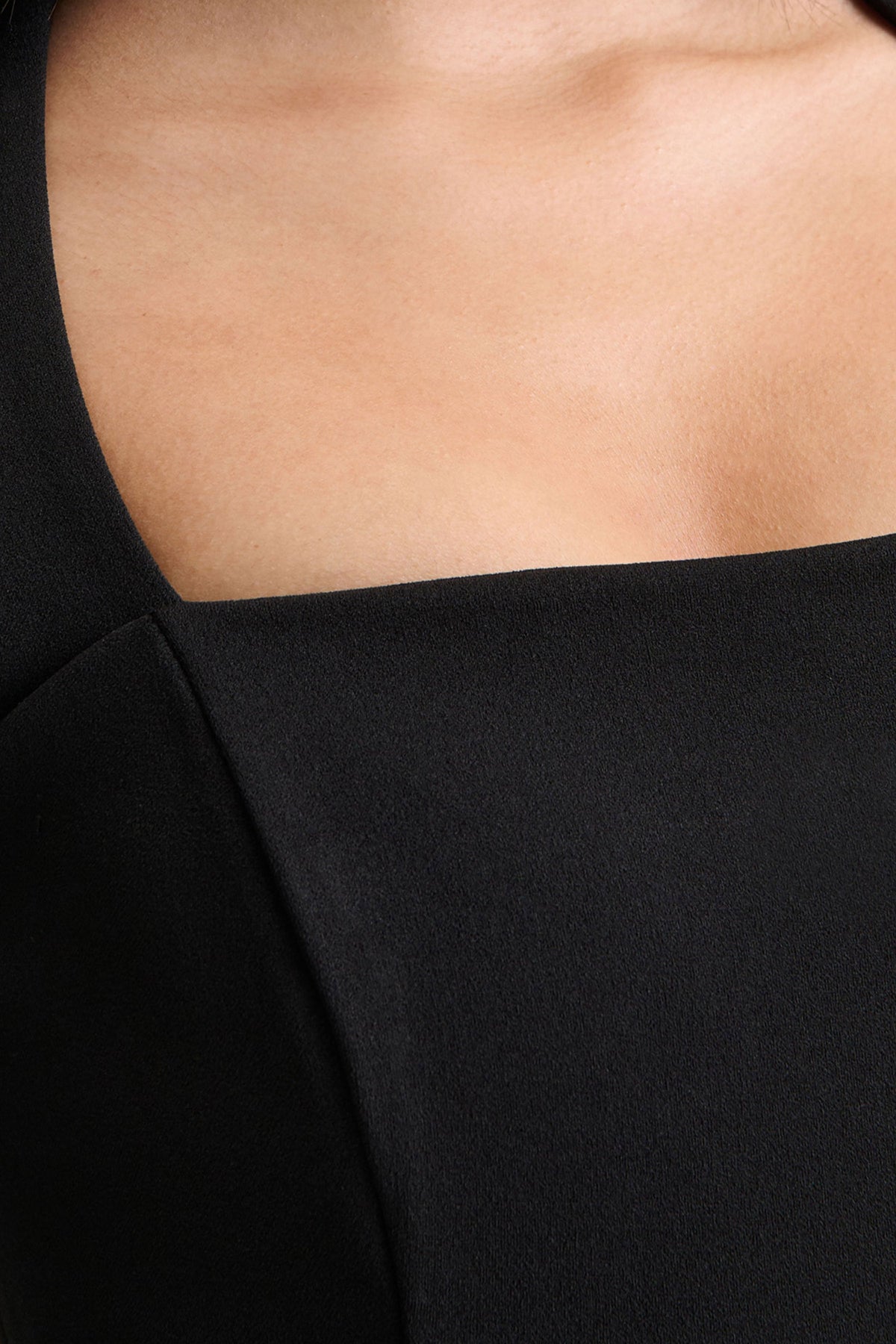 Melinda | Vestido midi negro de cuello cuadrado con detalles de malla