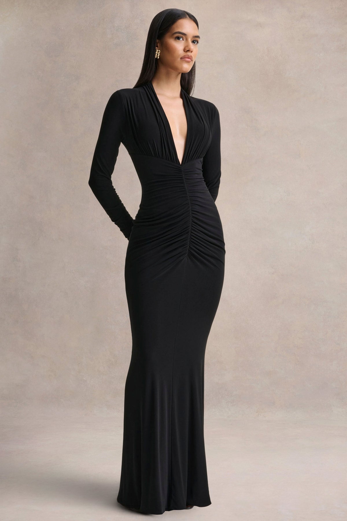 Tami | Vestido Largo Negro de Manga Larga con Escote Profundo