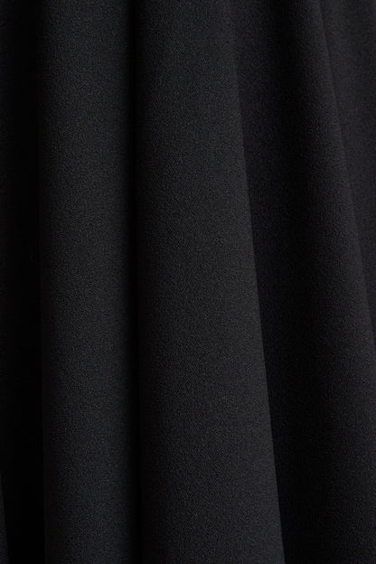 Nova | Vestido midi negro de cuello alto con mangas de capa