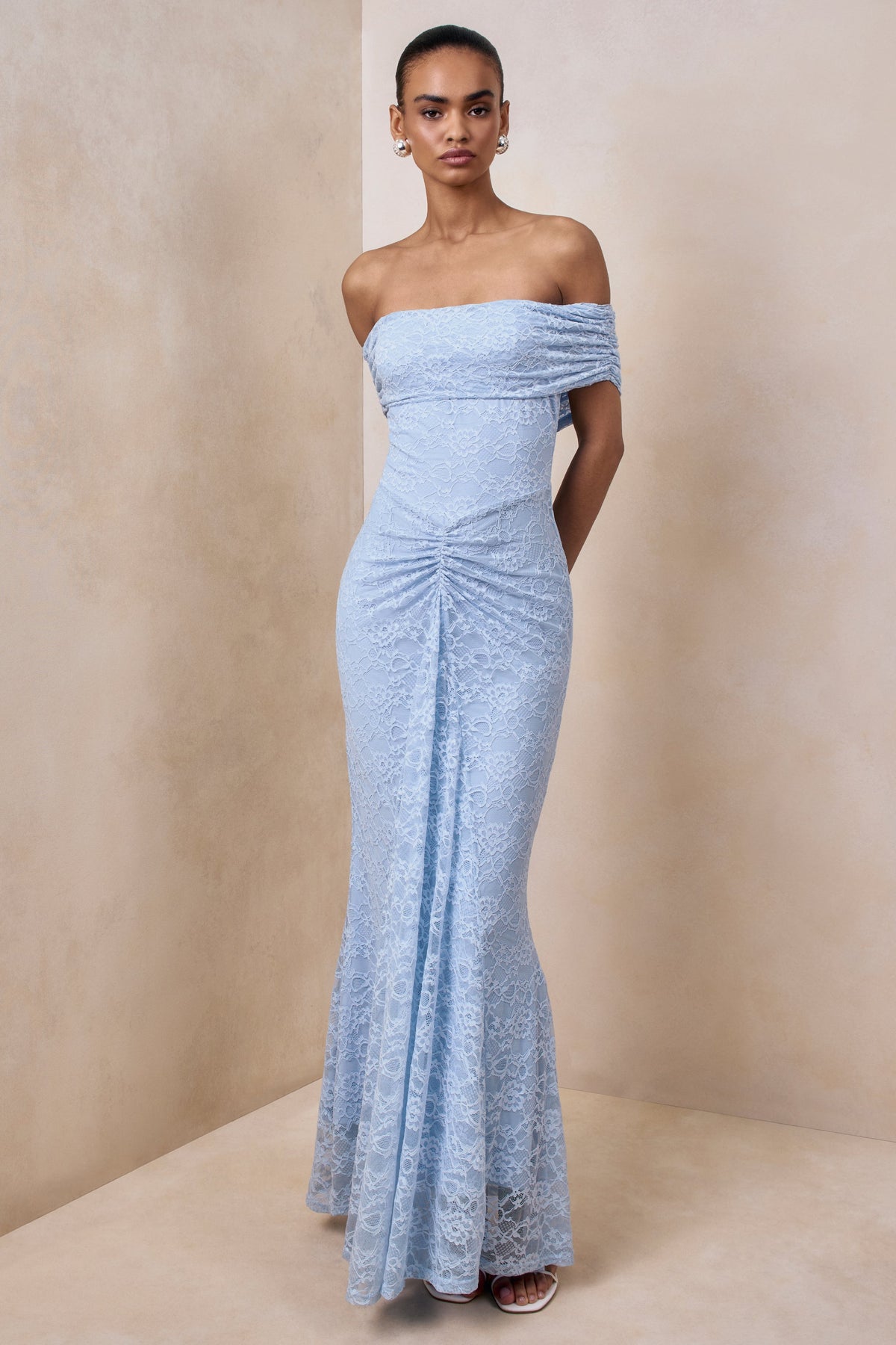 Elinor | Vestido Largo De Encaje Azul Empolvado Con Escote Bardot y Detalle Fruncido
