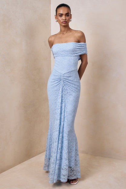 Elinor | Vestido Largo De Encaje Azul Empolvado Con Escote Bardot y Detalle Fruncido