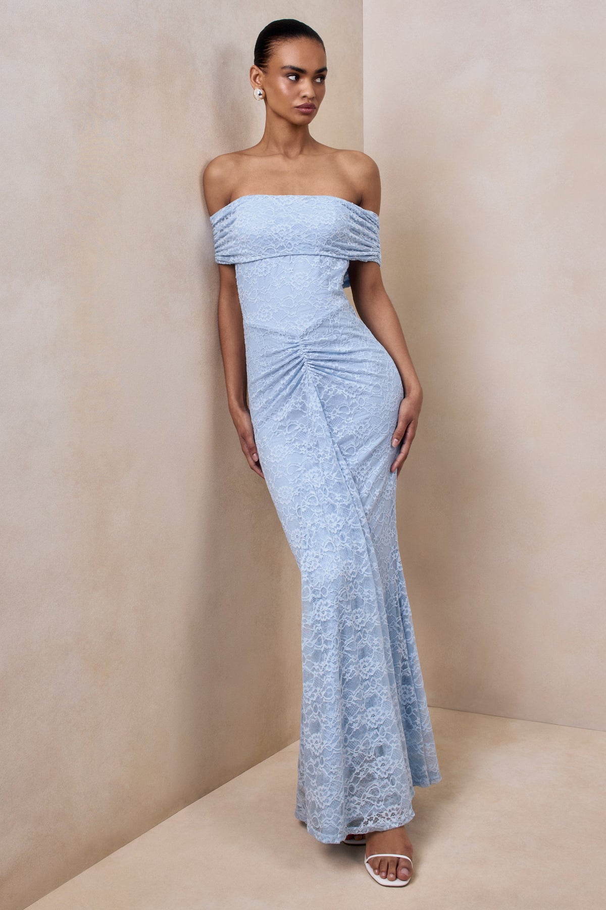 Elinor | Vestido Largo De Encaje Azul Empolvado Con Escote Bardot y Detalle Fruncido