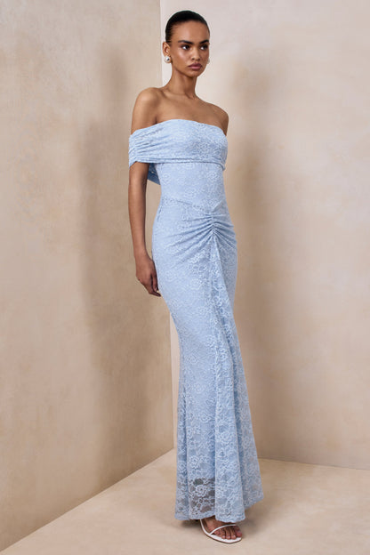 Elinor | Vestido Largo De Encaje Azul Empolvado Con Escote Bardot y Detalle Fruncido