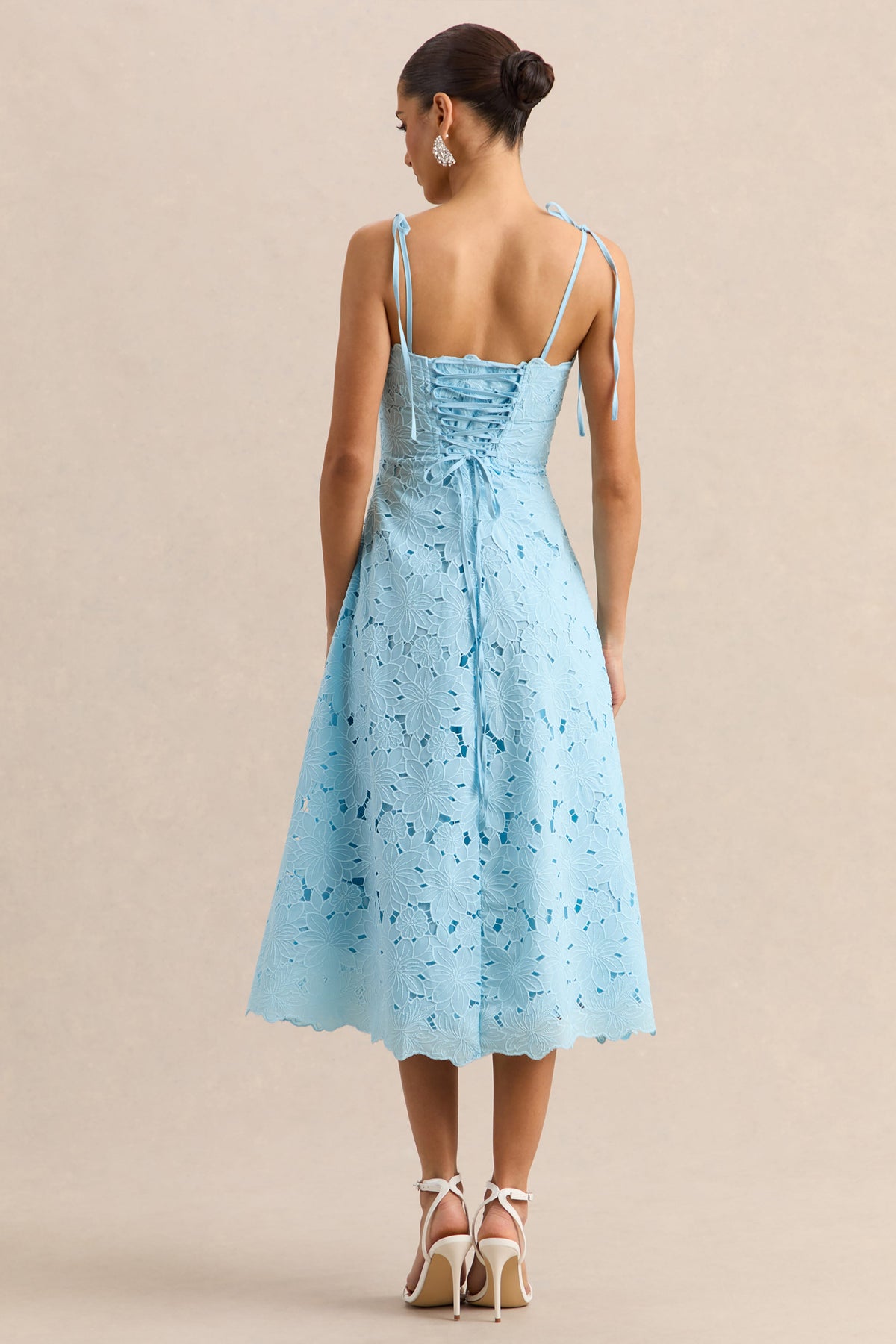 Anna | Vestido Midi Azul Polvo Bordado Con Escote Cuadrado