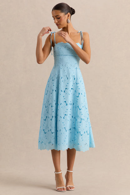 Anna | Vestido Midi Azul Polvo Bordado Con Escote Cuadrado