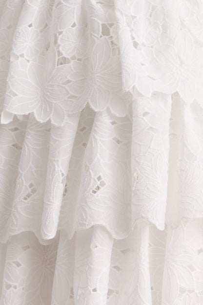 Winona | Vestido Corto De Encaje Blanco Con Escote Cuadrado Y Detalle De Volantes
