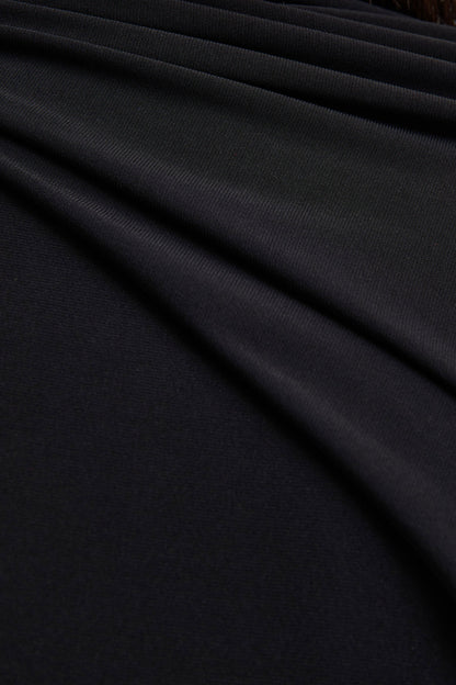 Seema | Mono negro de cuello alto con capa