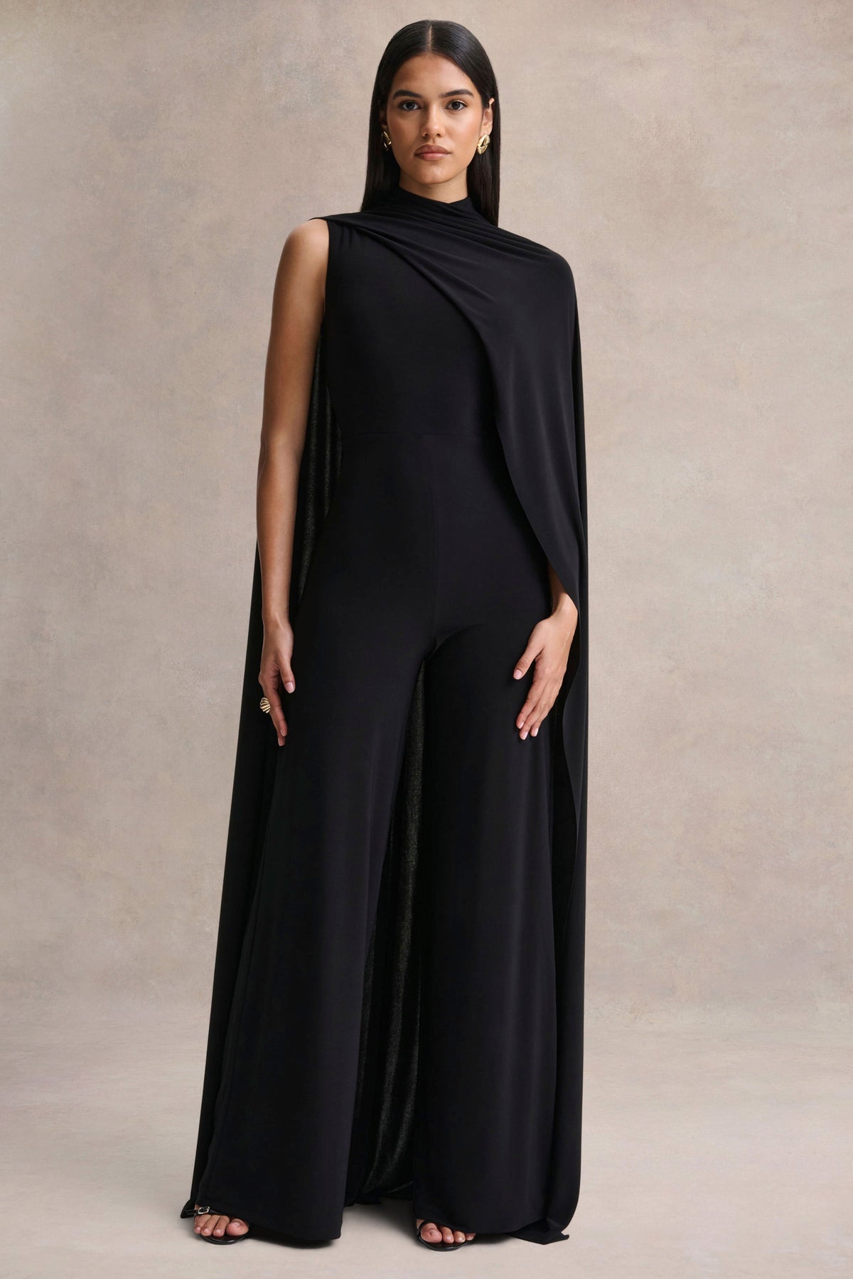 Seema | Mono negro de cuello alto con capa