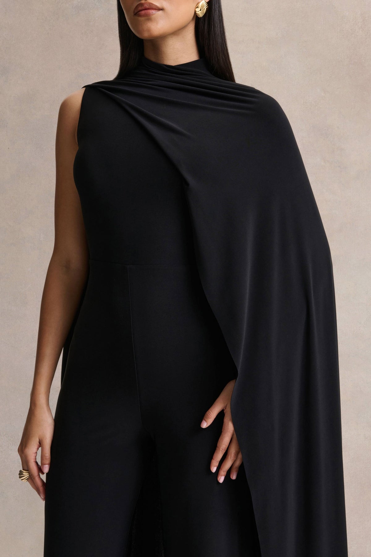 Seema | Mono negro de cuello alto con capa