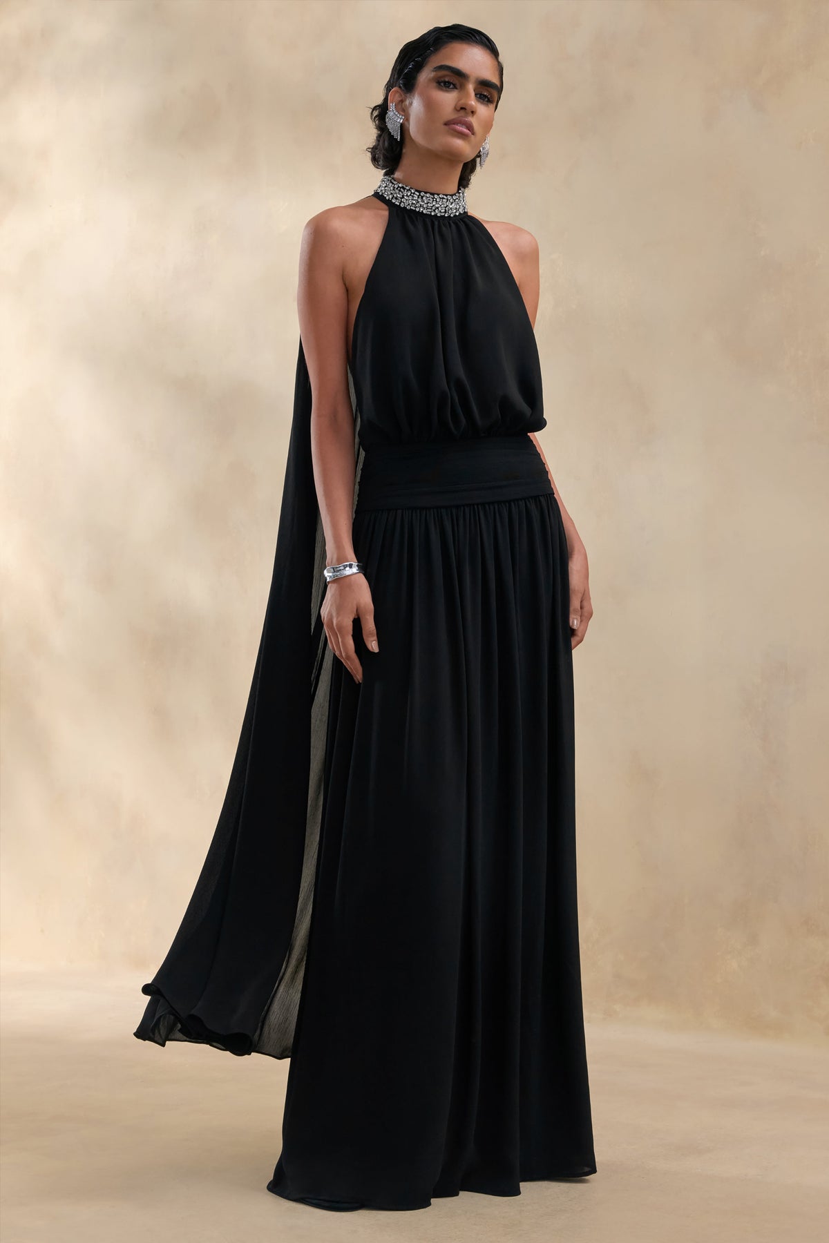Marie | Vestido largo negro con escote halter y detalles adornados
