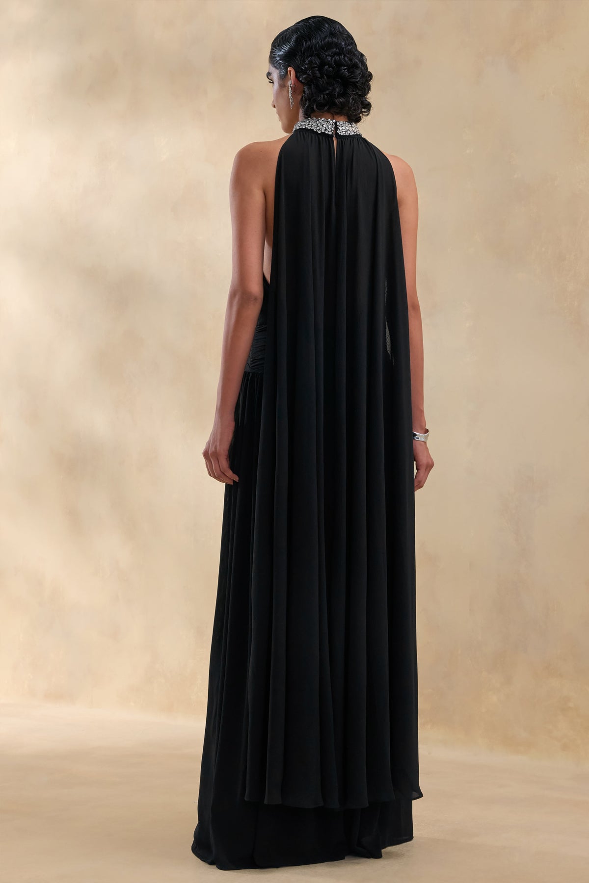 Marie | Vestido largo negro con escote halter y detalles adornados