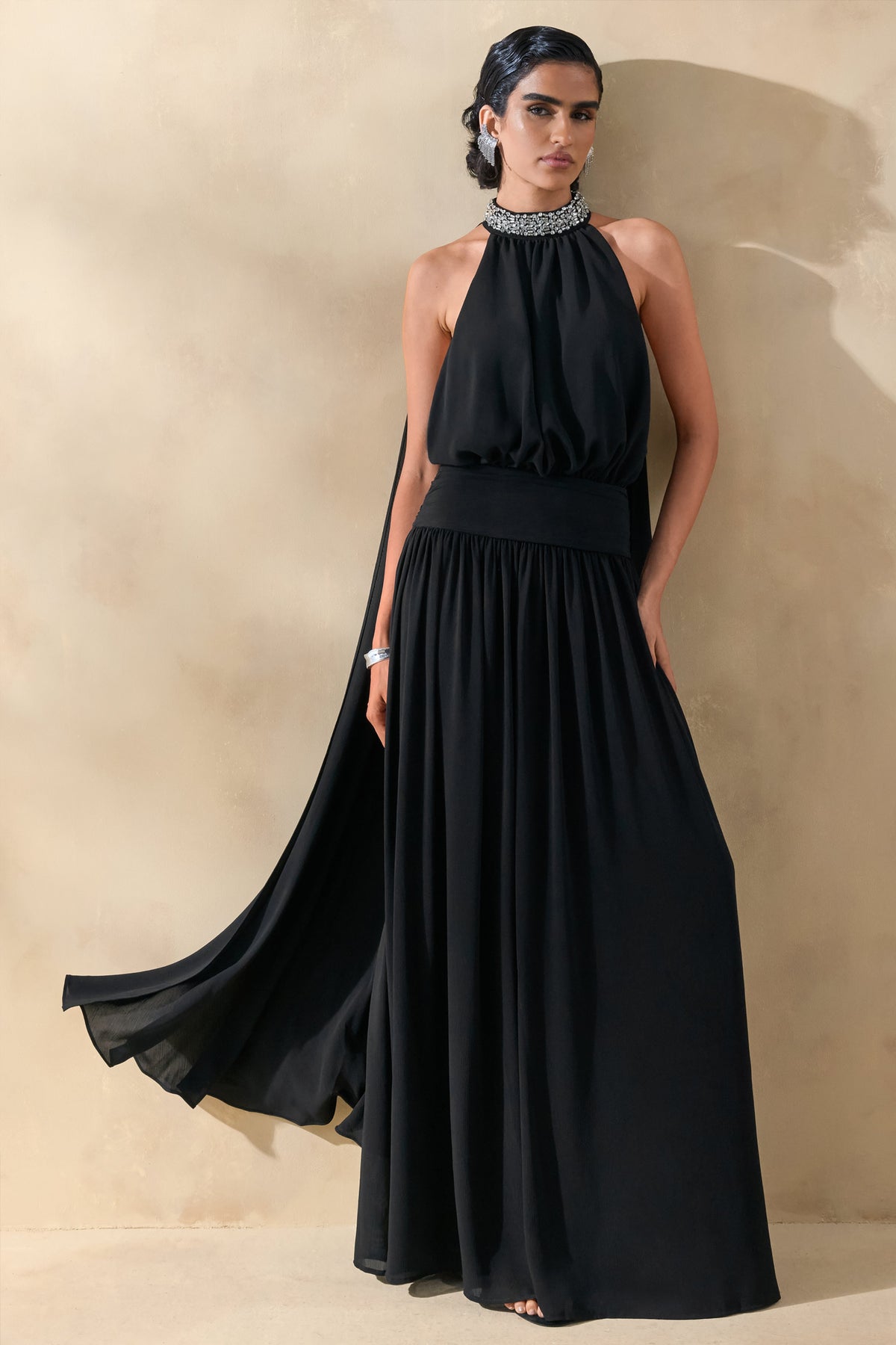 Marie | Vestido largo negro con escote halter y detalles adornados