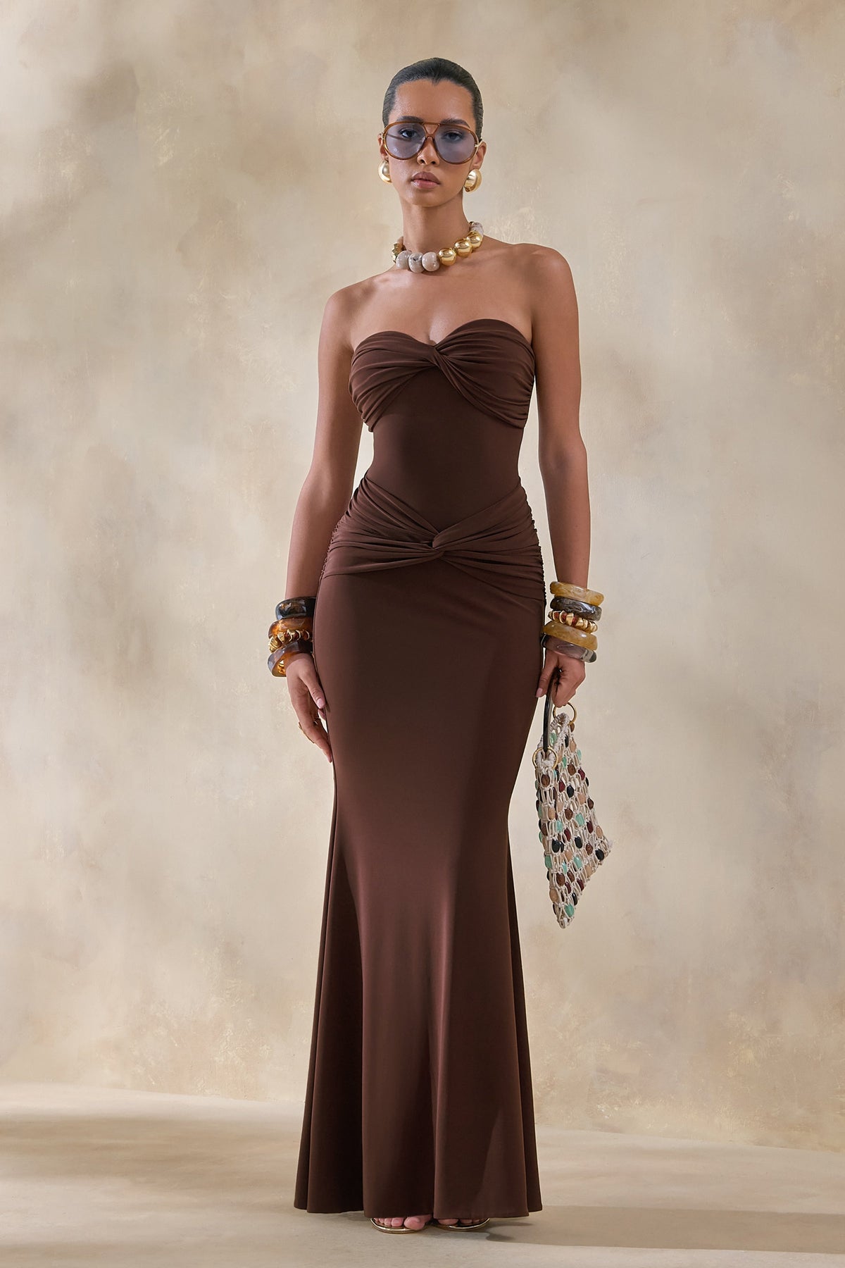 Elodia | Vestido Largo marrón con escote bandeau y detalle fruncido