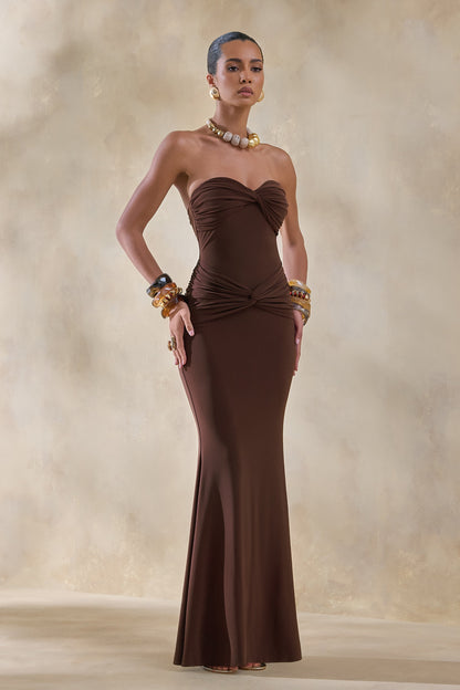 Elodia | Vestido Largo marrón con escote bandeau y detalle fruncido