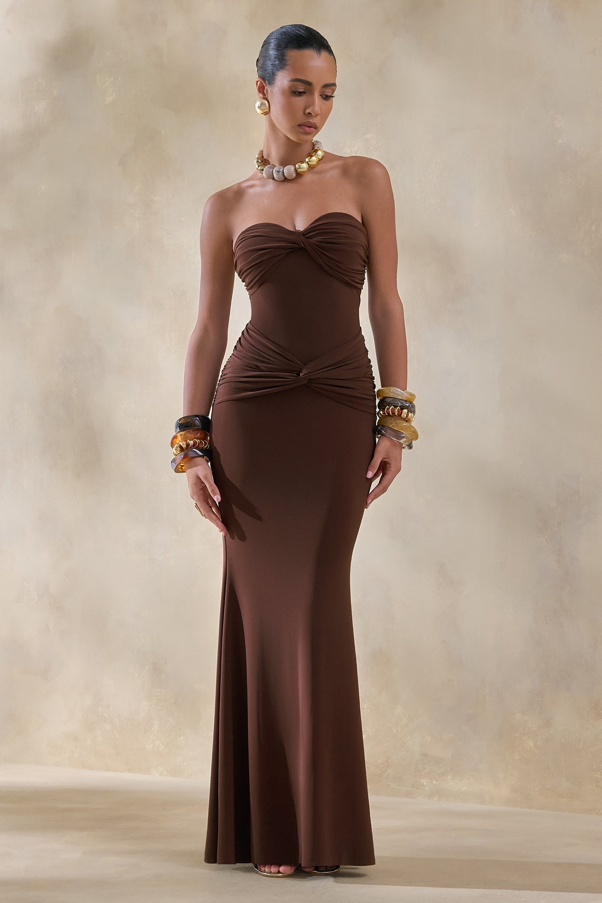 Elodia | Vestido Largo marrón con escote bandeau y detalle fruncido