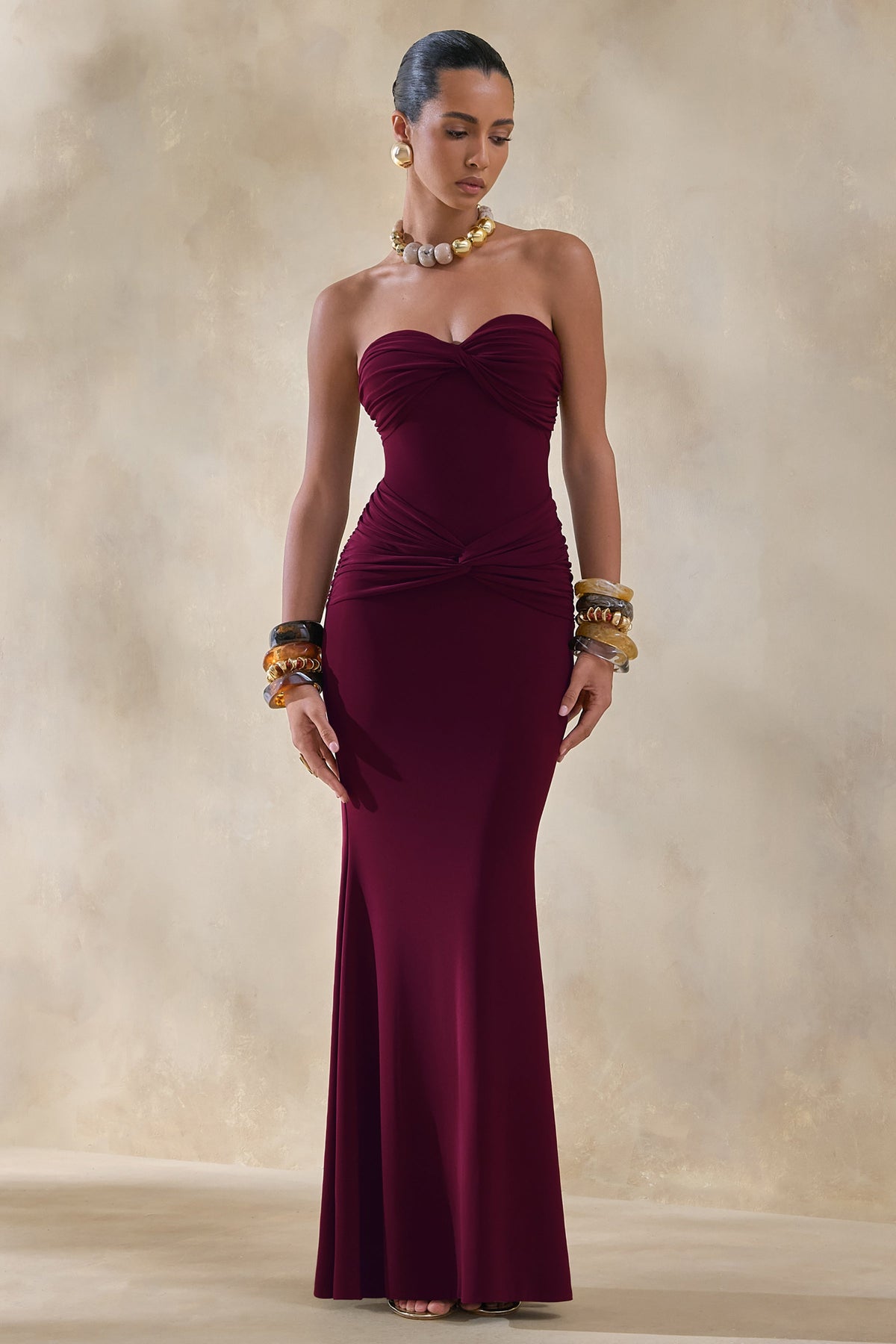 Elodia | Vestido Largo burdeos con escote bandeau y detalle fruncido