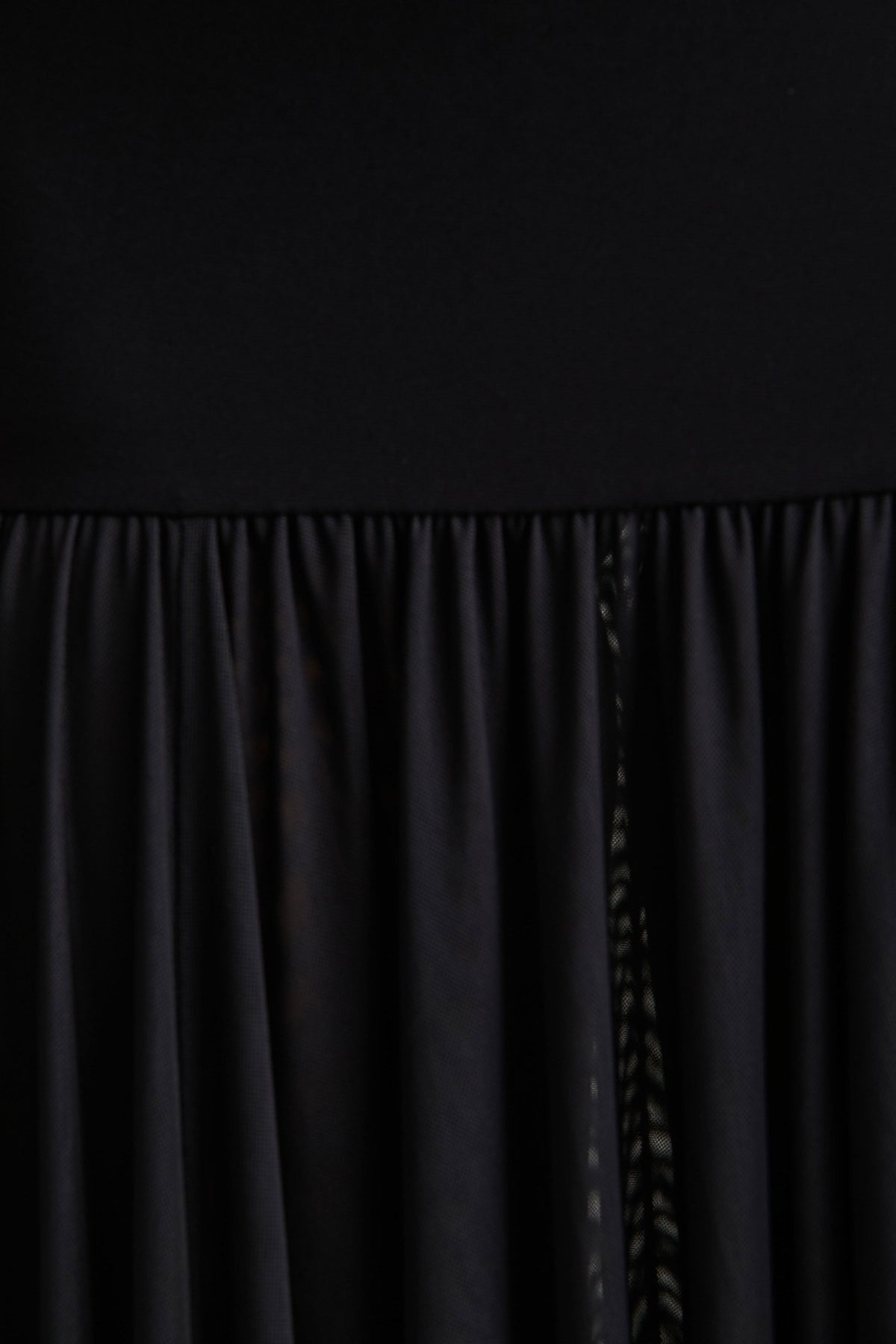 Gigi | Vestido Largo Negro de Cuello Alto, Cintura Caída y Falda Transparente