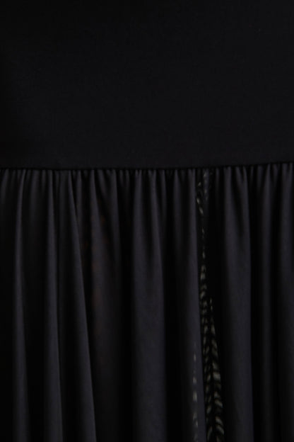 Gigi | Vestido Largo Negro de Cuello Alto, Cintura Caída y Falda Transparente