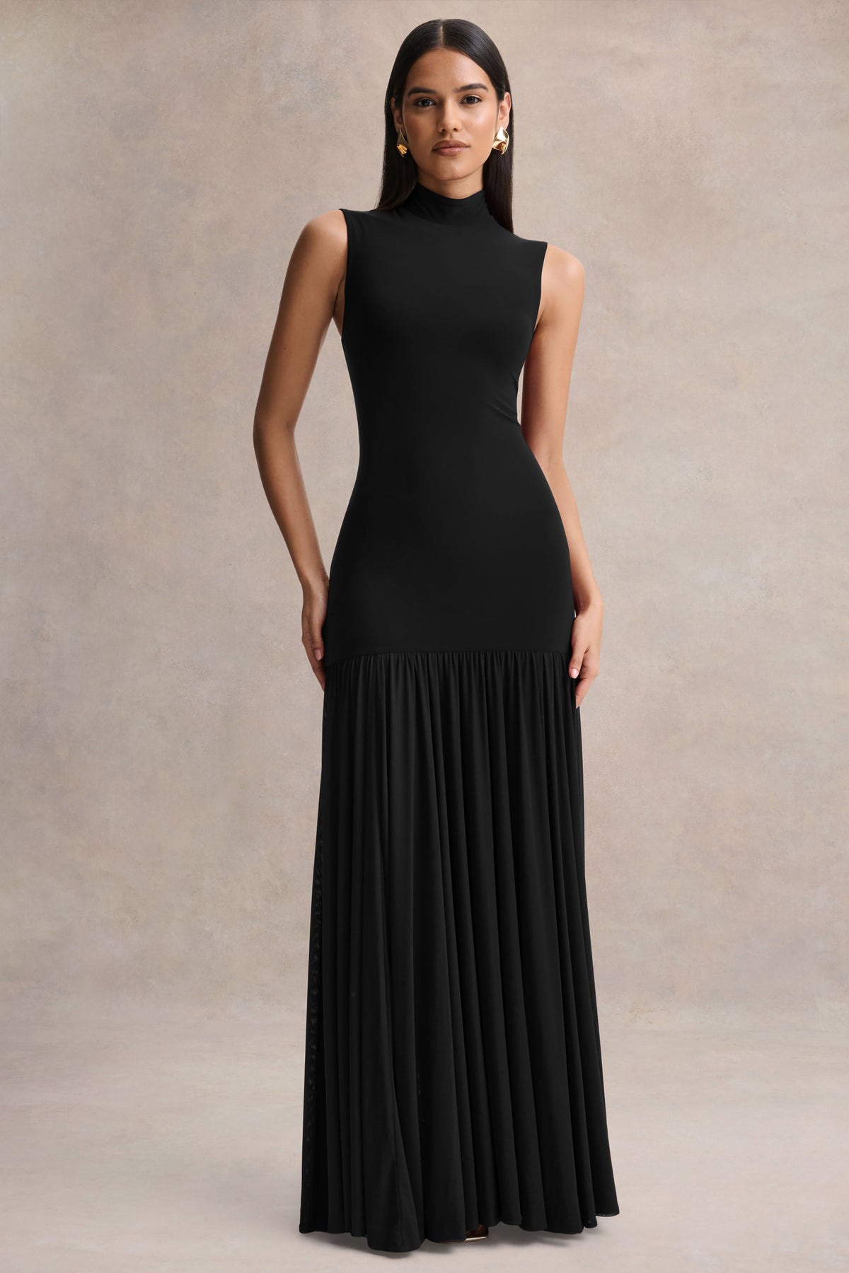 Gigi | Vestido Largo Negro de Cuello Alto, Cintura Caída y Falda Transparente