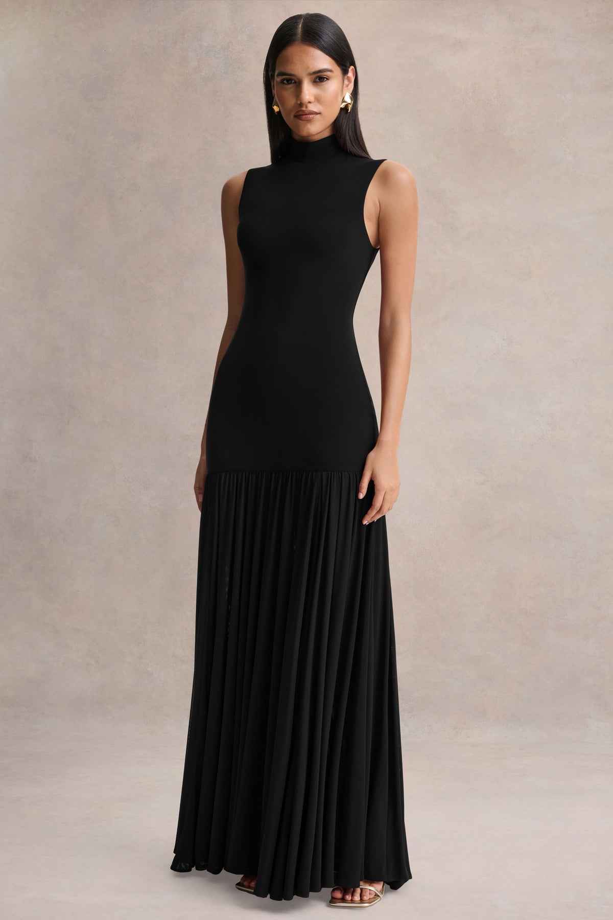 Gigi | Vestido Largo Negro de Cuello Alto, Cintura Caída y Falda Transparente