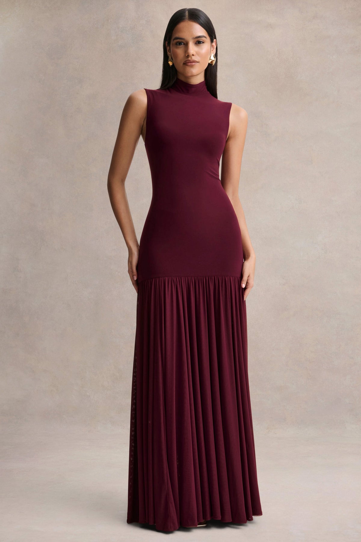 Gigi | Vestido Largo Burdeos de Cuello Alto, Cintura Caída y Falda Transparente