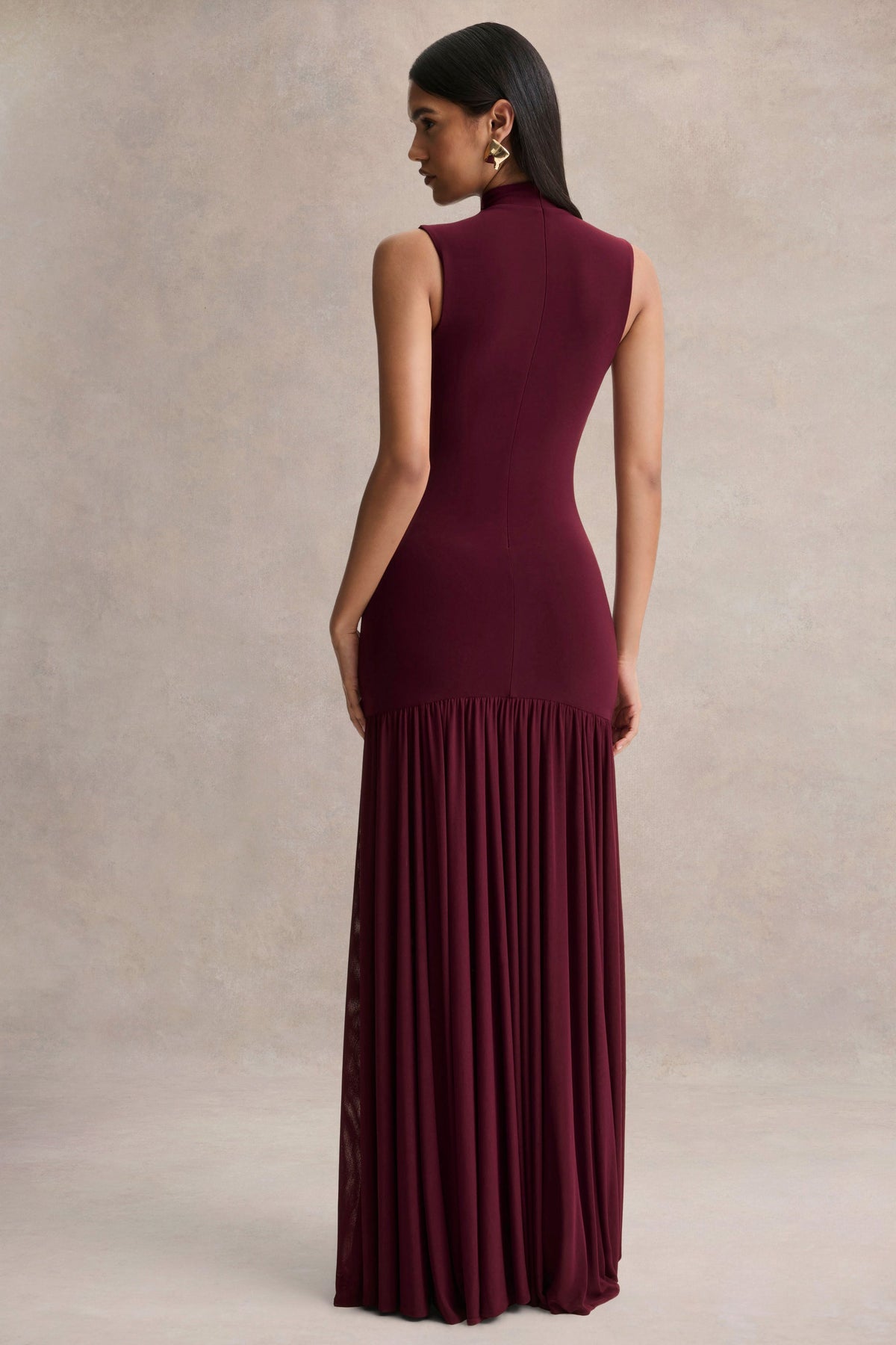 Gigi | Vestido Largo Burdeos de Cuello Alto, Cintura Caída y Falda Transparente