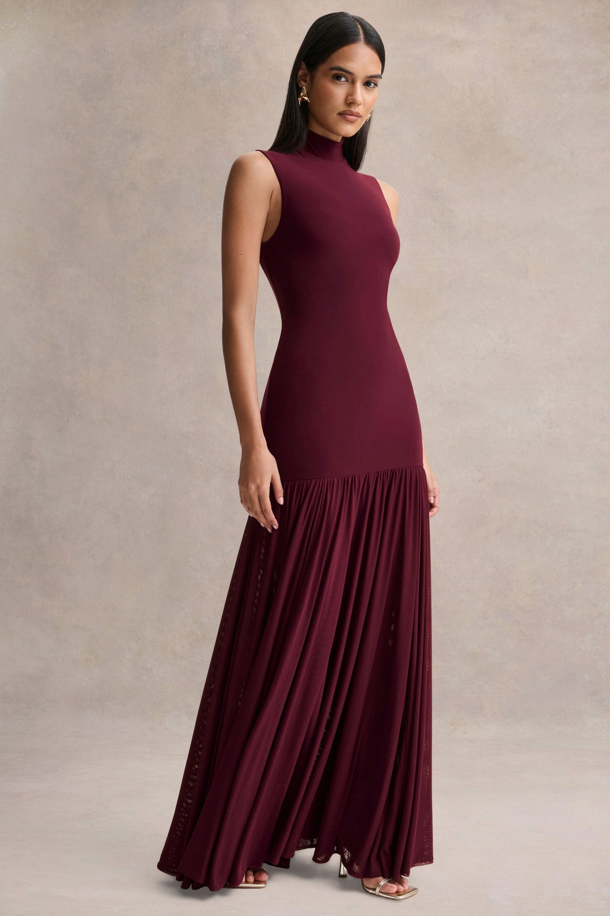 Gigi | Vestido Largo Burdeos de Cuello Alto, Cintura Caída y Falda Transparente