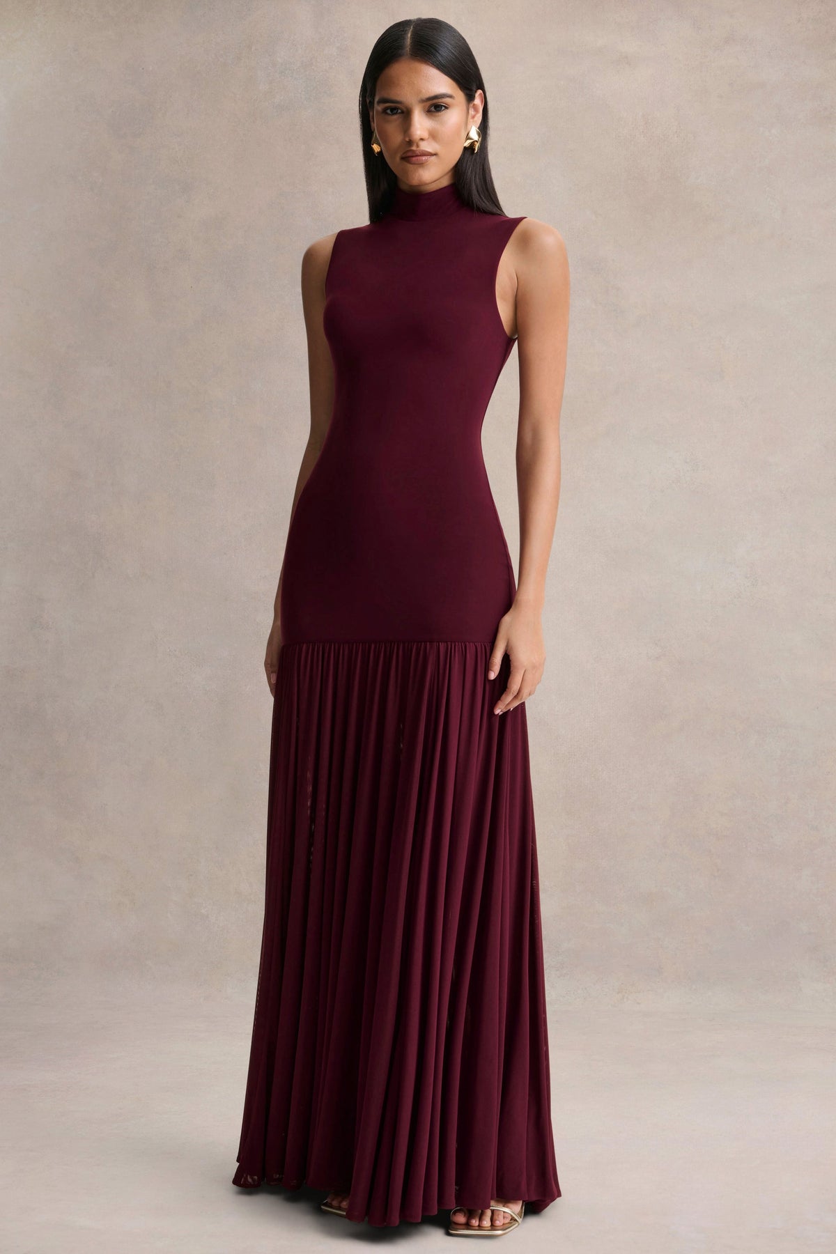 Gigi | Vestido Largo Burdeos de Cuello Alto, Cintura Caída y Falda Transparente