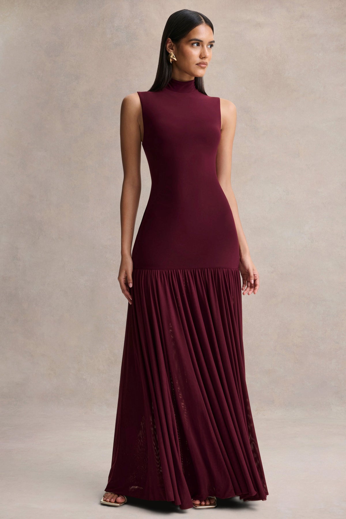 Gigi | Vestido Largo Burdeos de Cuello Alto, Cintura Caída y Falda Transparente