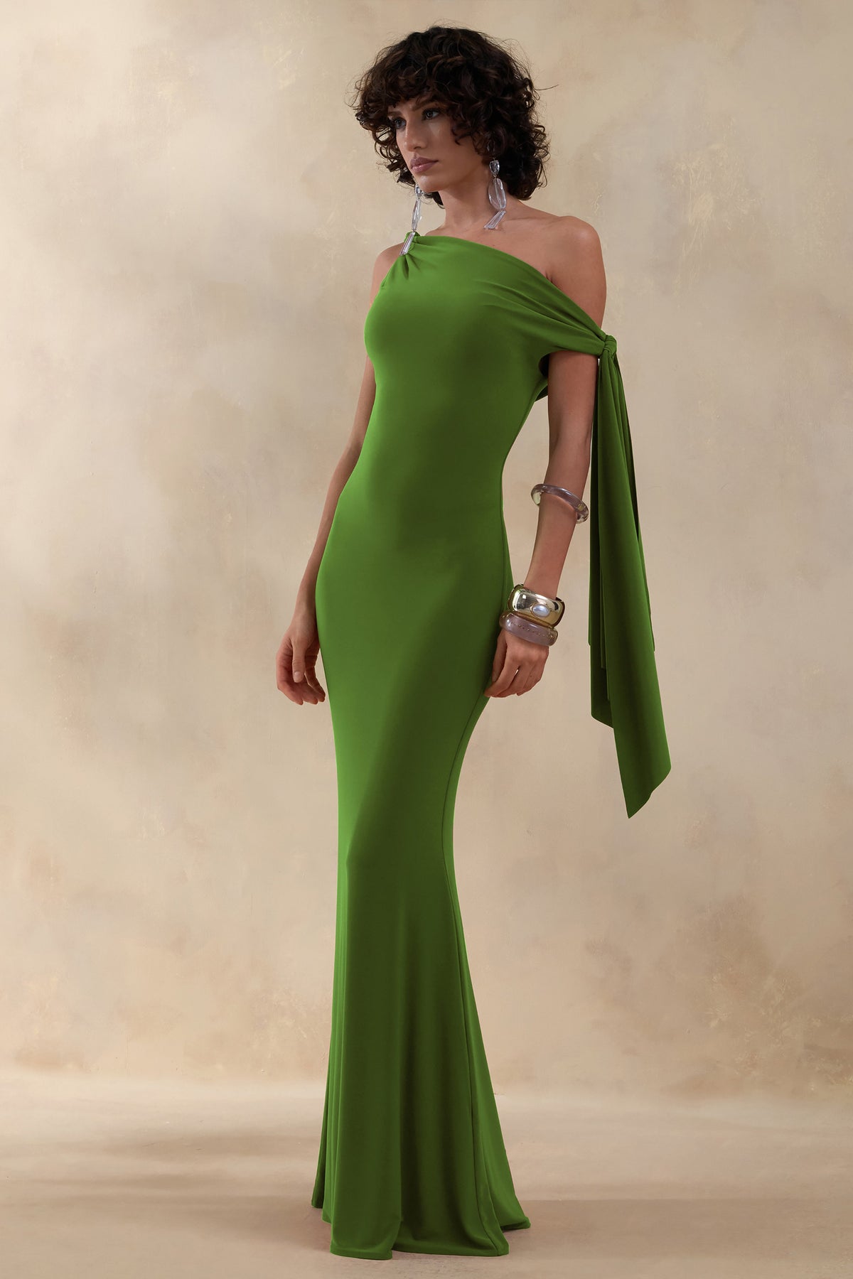 Vista | Vestido largo verde con escote asimétrico y detalle de manga con nudo