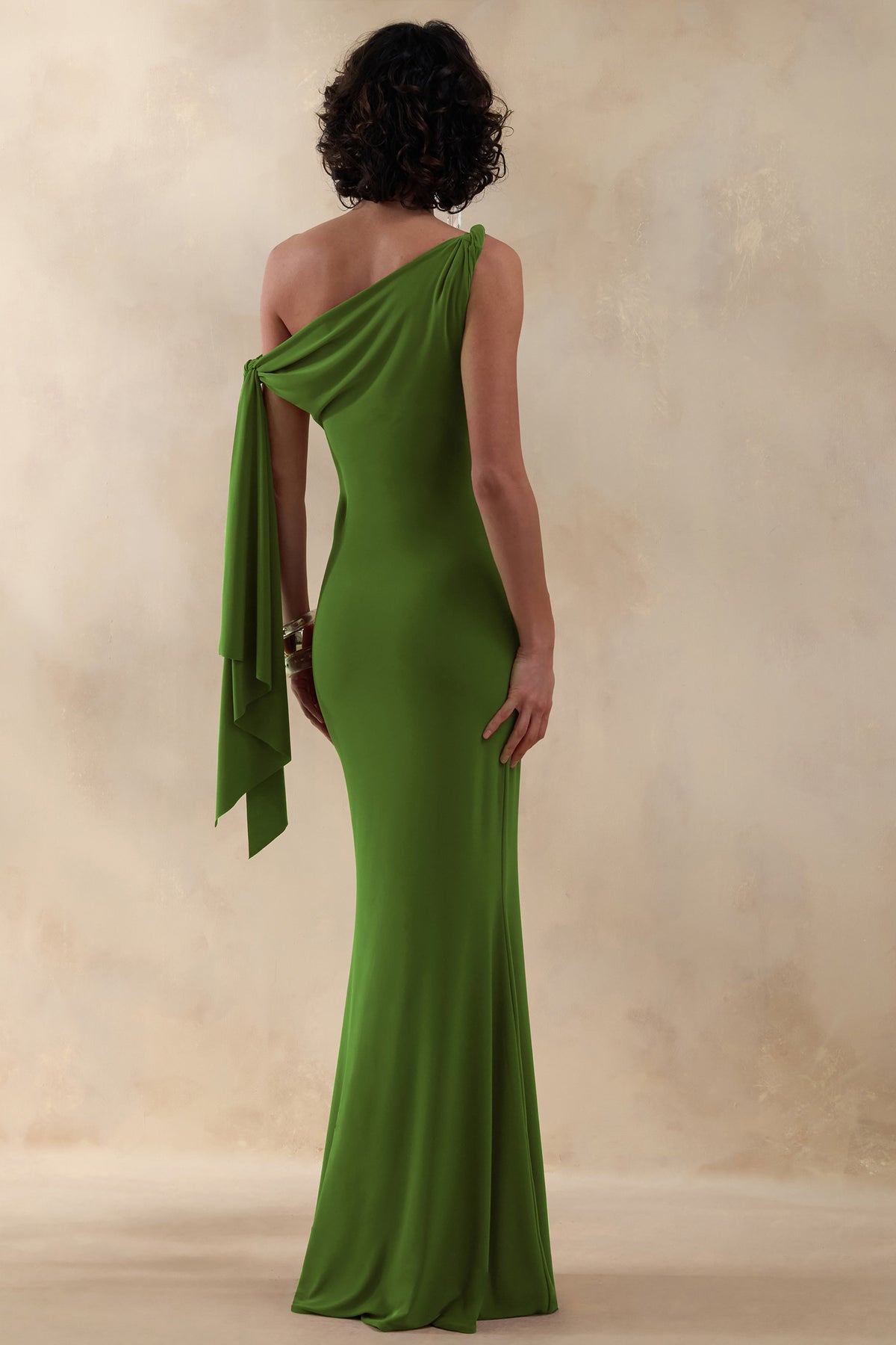 Vista | Vestido largo verde con escote asimétrico y detalle de manga con nudo