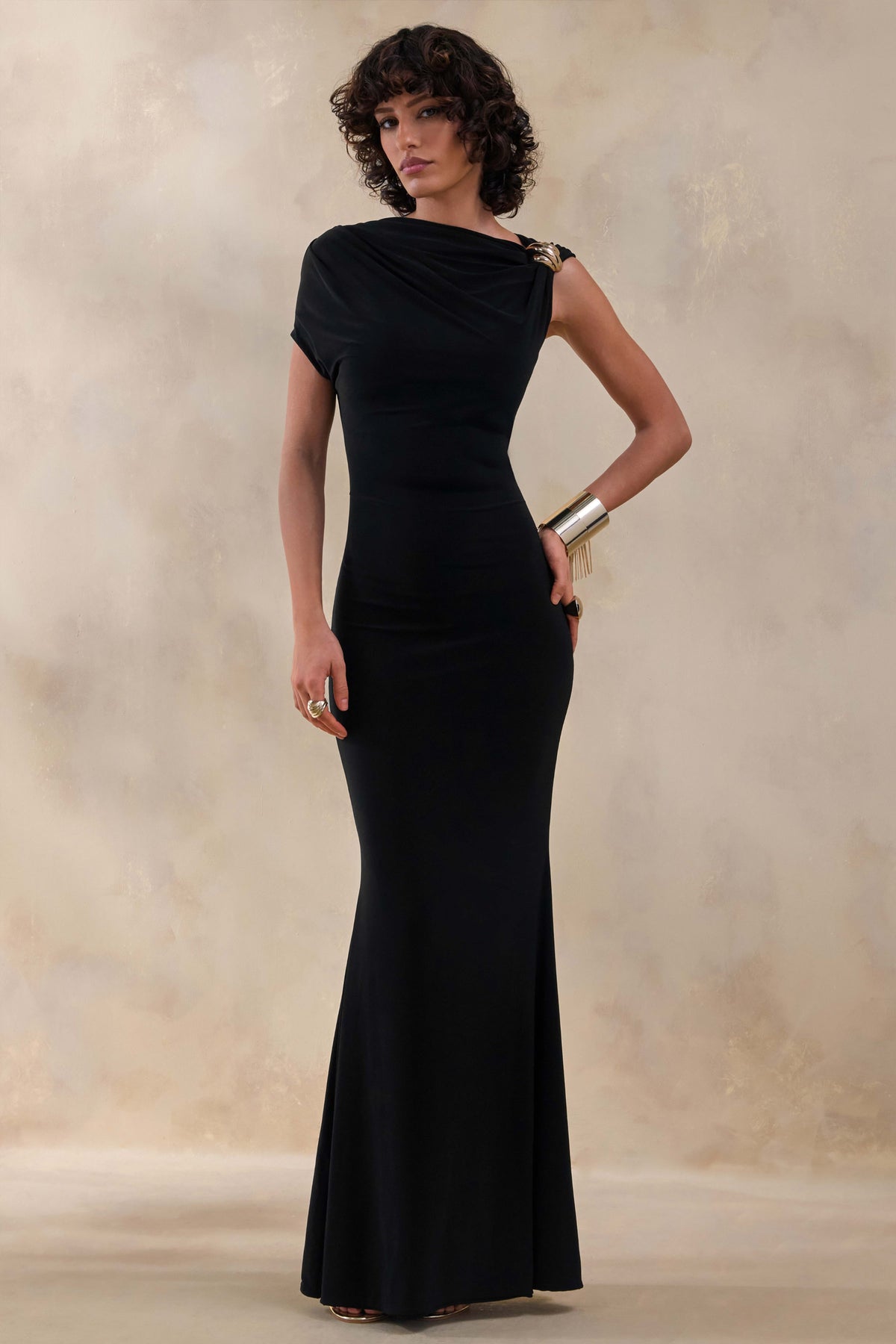 Blaire | Vestido Largo negro con escote asimétrico y detalle dorado