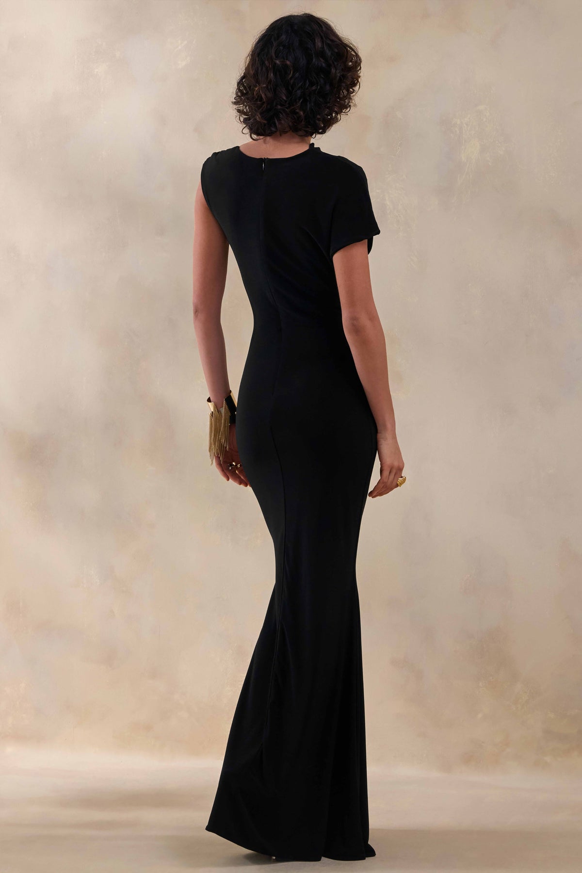 Blaire | Vestido Largo negro con escote asimétrico y detalle dorado